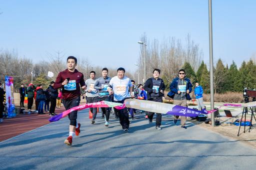 学而思高管在进行万米跑,在跑步中挑战自己