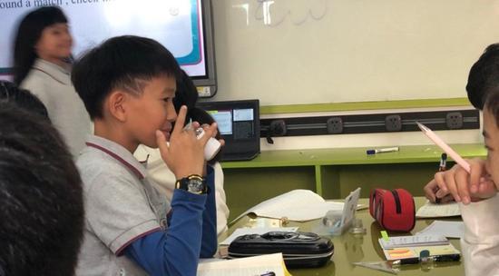 在《超级幸存者》模块中,学生正在进行嗅觉溯源实验。