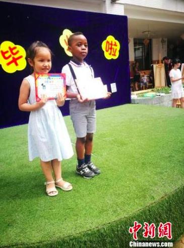 图为毕业典礼上的乔丹和同学。钟欣 摄(图片源于中国新闻网)