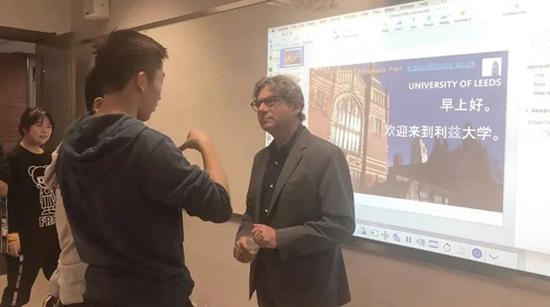 学生向利兹大学分子和细胞生物学学院、生物科学学院的Emanuele Paci教授咨询问题