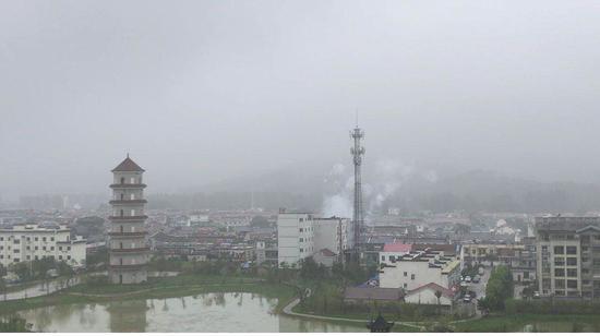 学生离校当天,毛坦厂镇有零星的烟花。