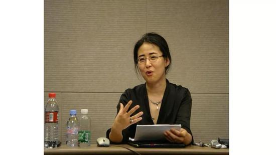 图中人物为哈佛大学东亚系教授田晓菲,她就是北大上世纪80年代中期破格录取的一名少年大学生。被北大西语系英美文学专业录取时,她才13岁,还在天津13中读初三。(来源:苏州大学文学院官网)
