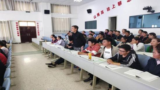 喀什大学学生积极提问