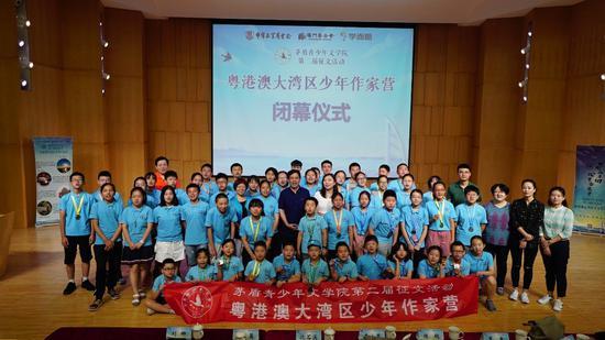 图注:2019茅盾青少年文学院粤港澳少年作家营全员合影
