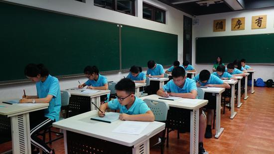 图/学生们现场写作