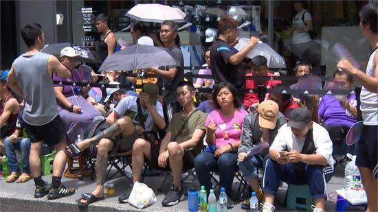 排队买鞋并不鲜见。/ 民视新闻