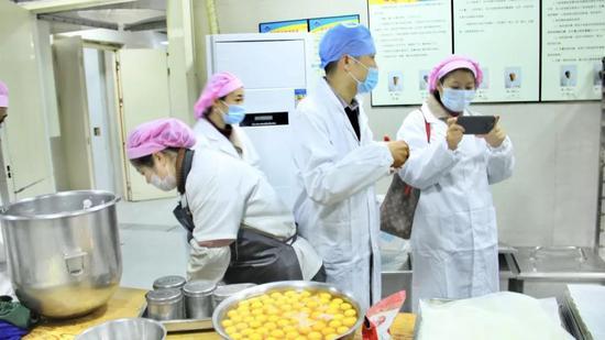 博实乐句容碧桂园学校家长代表参观学校食堂后厨