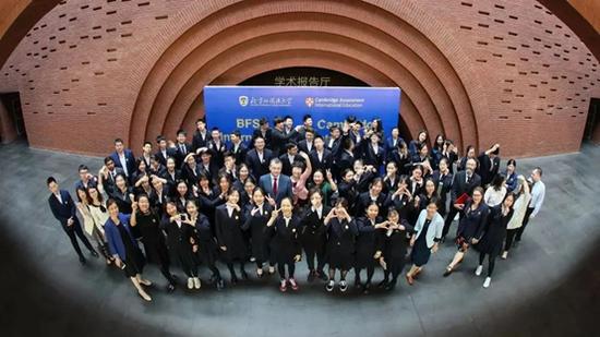 2018年剑桥大学国际考评部全球总裁Michael O' Sullivan先生与北京外国语大学国际课程中心全体师生合影