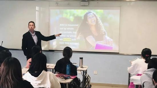 亚利桑那州立大学招生部主任Jeremy老师进行招生宣讲会
