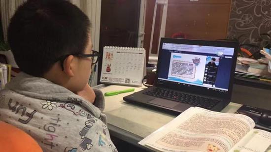 学生在学而思网校的双师课堂上课