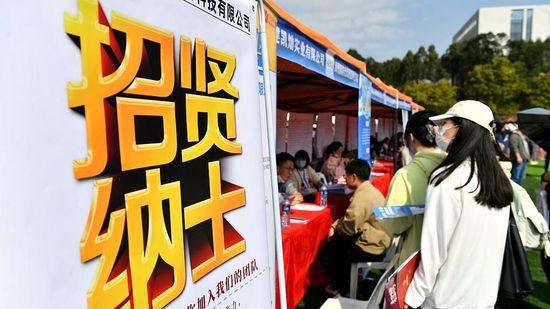 2023年3月1日,福建福州,应聘者正在面试。当日,福建省2023年高校毕业生联合招聘大会在福州大学旗山校区举行,近六百家用人单位提供了约2万个岗位。 中新社记者 吕明 摄