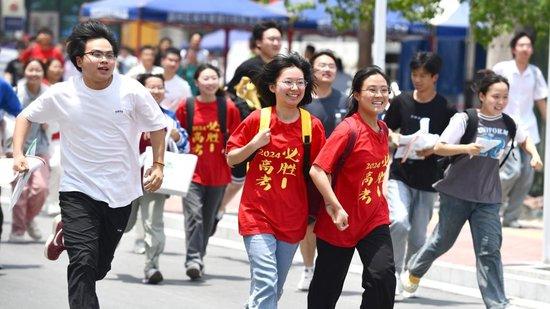 2024年6月9日,在安徽省阜阳师范大学附属西清路中学考点,考生参加完最后一门考试后奔出考场。视觉中国 图
