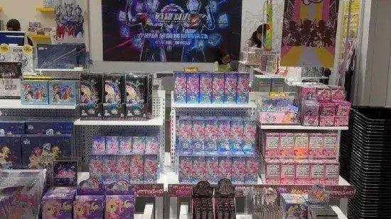 7月31日上午,郑州市金水区某大型商场内,以粉红色调为主的“小马卡”销售专柜处,吸引了不少学生模样的孩子驻足观看、挑选。有的孩子正在家长陪同下拆卡。映象网