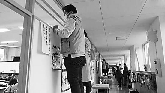 疫情期间,日本一些中小学利用线上(上)或家长隔离(下)方式开展课堂参观。