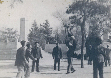 学生练习打排球