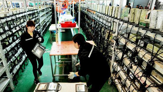 2019年3月30日,江西上饶,玉山县工业园区一LED灯光生产民营企业繁忙的工作现场。 图片来源:人民视觉