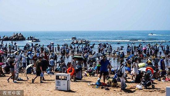 2023年6月23日,河北秦皇岛,正值端午假期第二天,众多游客来到北戴河避暑,赶海度假。当日巧遇华北地区历史上最高气温,局部地区最高温度达40度以上。图片来源:人民视觉