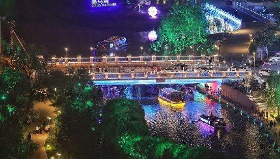 北京亮马河夜游 图片来源:视觉中国