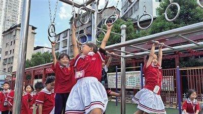 贵州黄平县新州镇第二小学的孩子们在玩吊环。为了让孩子们喜欢上运动,学校在公益组织帮助下,不仅改善了硬件设施,还更新了教育理念。 受访者供图