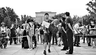 清华大学2018级本科新生持录取通知书到校报到摄影/本报记者 郝羿
