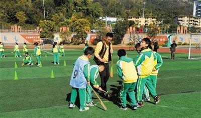9月27日,四川省甘孜藏族自治州道孚县城关第一完全小学的学生在体育课上打乒乓球。 新华社记者 沈伯韩 摄