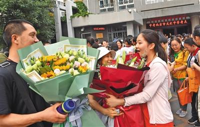 昨日下午4点,2019年北京中考最后一科地理考试结束。北京文汇中学考点,一名考生收到了父母送来的鲜花。新京报记者 李木易 摄