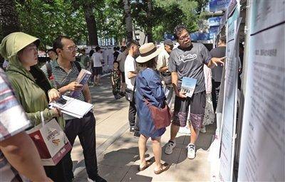 在北航学院路校区的求是广场上,前来进行高招咨询的考生和家长络绎不绝。