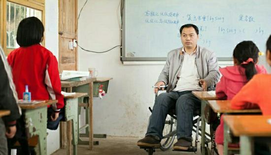 图说:3年前,在教室里给学生上课的余国安