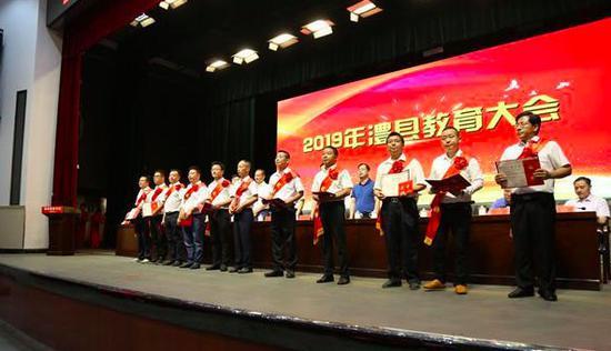 澧县重奖优秀教师