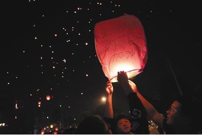 6月2日,学校外广场上,即将参加高考的学生和家长一起放飞孔明灯祈福。