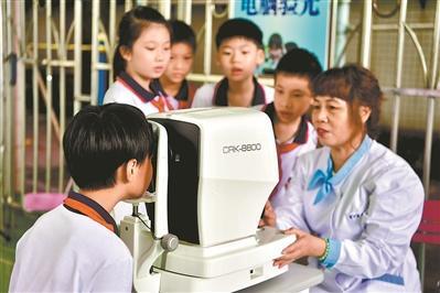 爱眼日校园健康主题宣传活动在署前路小学举行。 广州日报全媒体记者王燕 摄