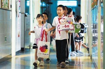 9月1日,朝阳区实验小学,高年级学生引导一年级学生进入教室。新京报记者 王飞 摄