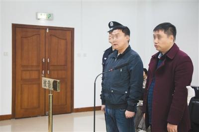 为外教伪造相关资质证书获刑的幼儿园行政主管夏某(穿蓝衣者)昨日在法庭进行陈述。实习生 陈婉婷 摄