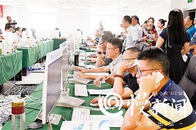 人大代表、政协委员和学生代表参观2018重庆高考录取场录检组