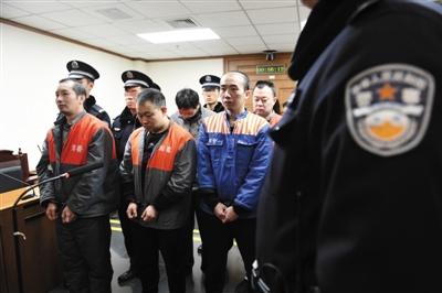昨日,章无涯(左一)等六名被告人在法庭听取终审宣判。北京市一中院供图