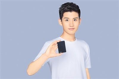21岁的学子马健瑞发明了“黑卡”智能便携安全定位器。