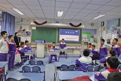 2020—2021学年,在中国科学院附属玉泉小学的一堂模拟法庭课上,五年级学生们变身“审判长”“书记员”等。学校供图