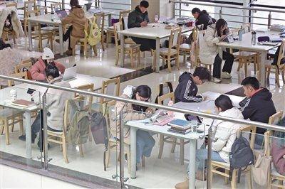 2023年12月18日,四川外国语大学图书馆,考研学生认真备考。资料图片/IC photo