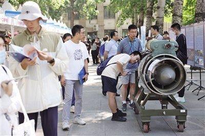 6月16日,北航校园开放日上,学生在近距离参观北航自行研发的航空发动机。
