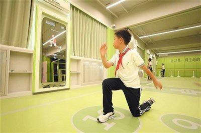 9月1日,朝阳区实验小学,学生在使用AI数字化运动教学一体机进行训练。 新京报记者 王飞 摄