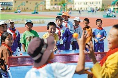 9月27日,四川省甘孜藏族自治州道孚县城关第一完全小学的学生在体育课上打乒乓球。 新华社记者 沈伯韩 摄