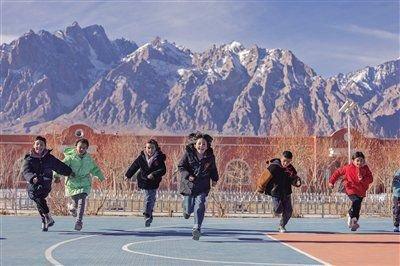 2023年,新疆塔什库尔干乡的孩子们在壹基金帮助修建的多功能运动场上欢乐奔跑。 受访者供图