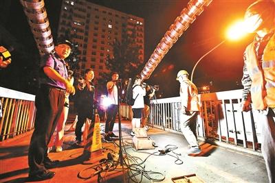 执法人员在西城区复兴门外大街检查夜间噪声扰民 摄影/北青报记者 袁艺