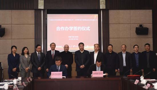 滨海新城公司与青鸟同文教育集团签约