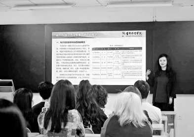 首体院数字体育研究中心主任潘若恬讲授电竞专业课。