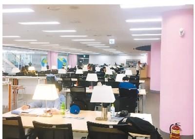 这是兰寅雯拍摄的2019年期末期间紧张的学习状态。在图书馆内,同学们都在忙碌,迎接考试的到来。