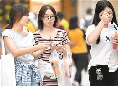 饮料好喝,须有节制。图为市民在街道上喝果汁。(资料图片) 广州日报全媒体记者黎旭阳 摄