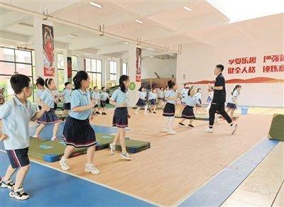 在福建省宁德师范学院附属小学的体育教师钟宇翔的带领下,学生们进行体育锻炼。受访者供图