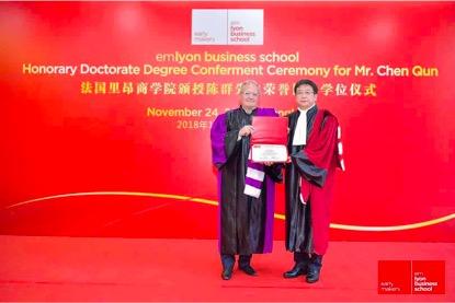 法国里昂商学院校长Bernard BELLETANTE教授为陈群教授颁发荣誉博士学位证书