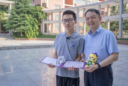 朱安东教授为张贤明送出录取通知书